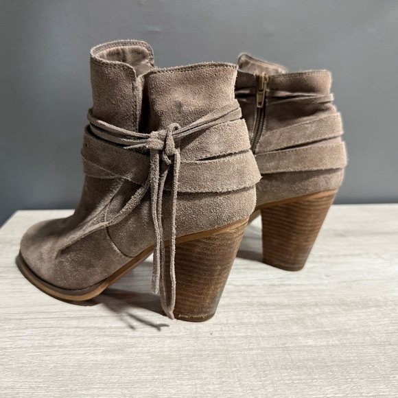 Women’s Sole Society Rumi Taupe Suede Bootie Size 7 - Picture 1 of 9